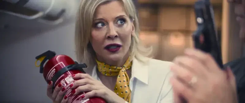 Monster on a Plane Filmszene: Frau hält Feuerlöscher im Flugzeug.