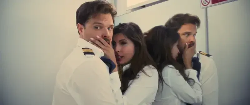 Monster on a Plane Filmszene: ein Pilot und eine Stewardess im Bordklo
