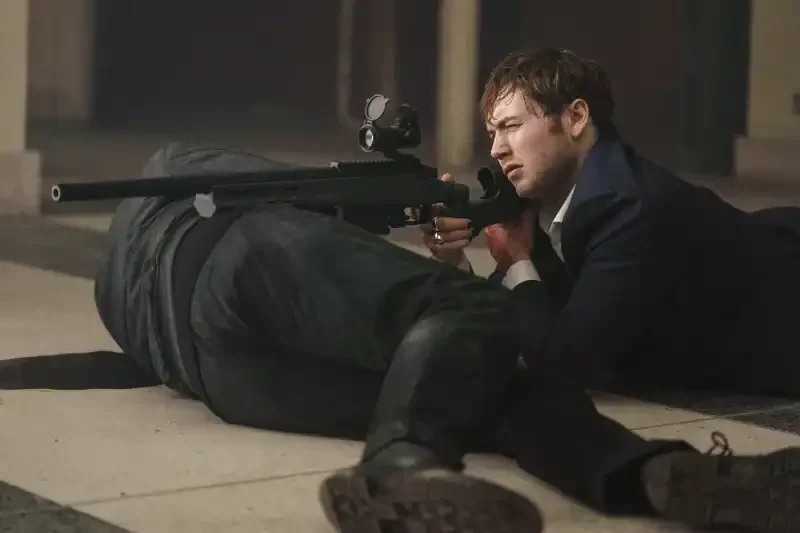 Old Guy Film: Cooper Hoffmann im finalen Showdown mit Gewehr am Boden