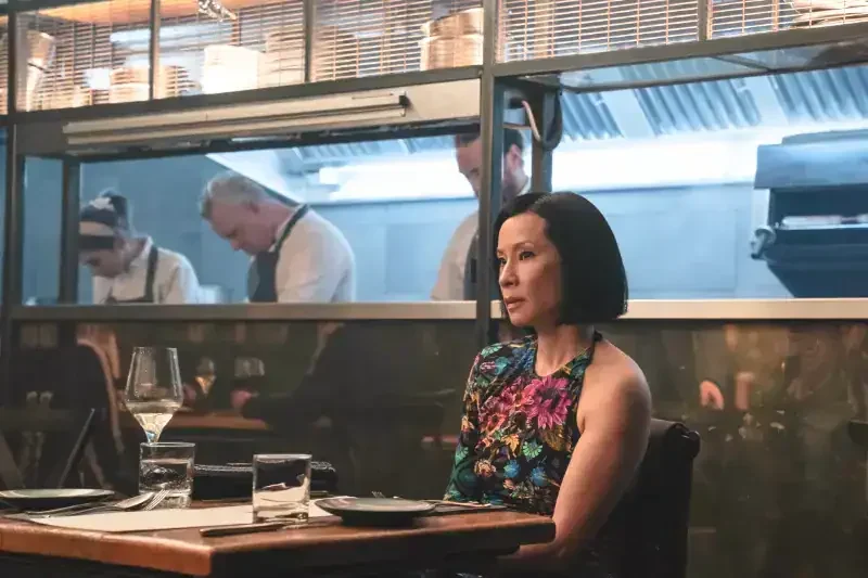 Old Guy Film: Lucy Liu im Restaurant am gedeckten Tisch