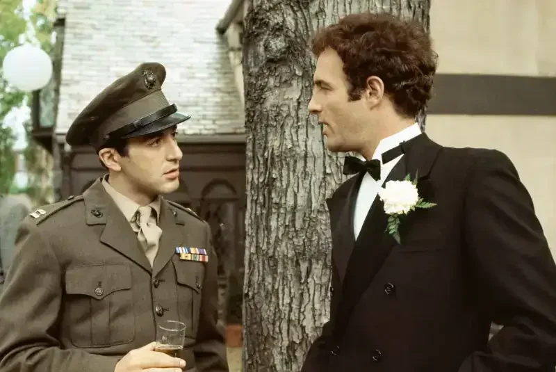 Der Pate Filmszene: zwei Männer (Al Pacino und James Caan) im Gespräch, einer in Uniform