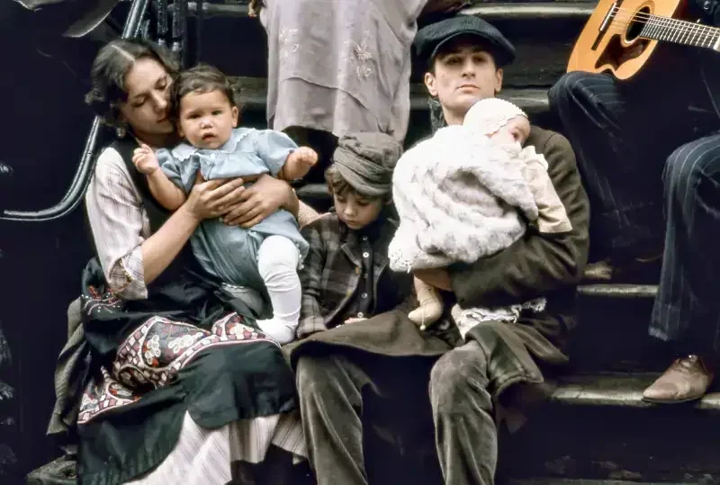 Der Pate 2 Filmszene: Historische Familie mit Kindern auf Treppe sitzend.