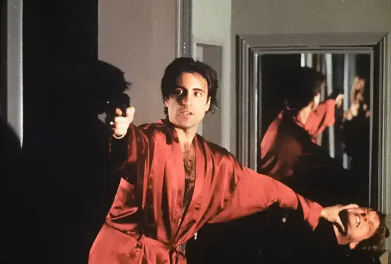 Der Pate 3 Filmszene: Mann (Andy Garcia) im roten Morgenmantel mit Pistole in der Hand und einen Mann den er niederdrückt