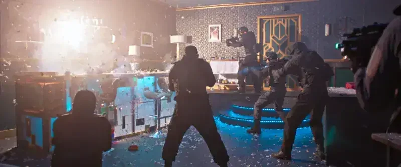 Take Cover Filmszene: eine Gruppe bewaffneter Männer schießt auf eine Bar