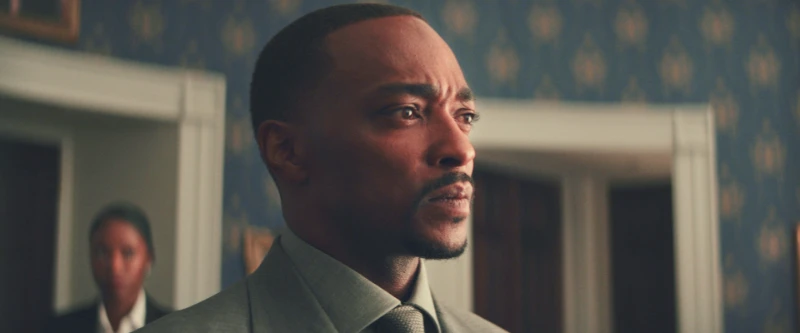 captain america 4 Filmszene: ein Mann mit besorgten Blick in einem Raum