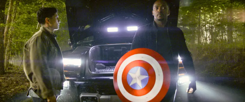 Captain America 4 - Filmszene: Zwei Männer im Wald mit einem Schild.