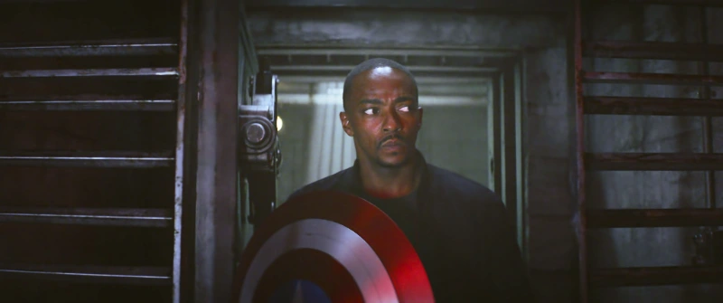 Captain America 4 - Filmszene: Mann mit Schild in düsterem Raum