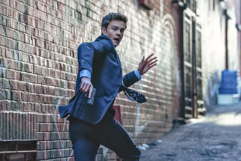 Mr. No Pain - Novocaine - Filmszene: Mann rennt in Anzug durch eine enge Gasse.