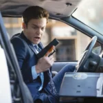 Mr. No Pain - Novocaine - Filmkritik Titelbild: Mann sitzt in Polizeiauto und hält Waffe in der Hand
