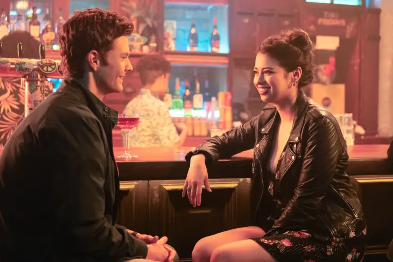 Mr. No Pain - Novocaine - Filmszene: Paar unterhält sich in einer gemütlichen Bar.