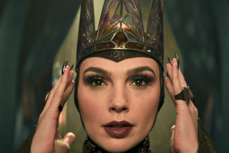 Schneewittchen 2025 Filmszene: Person mit Krone in Nahaufnahme