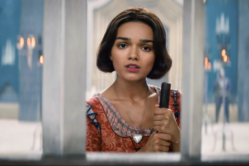 Schneewittchen 2025 Filmszene:Frau mit kurzem Haar und Halskette, schaut nachdenklich.