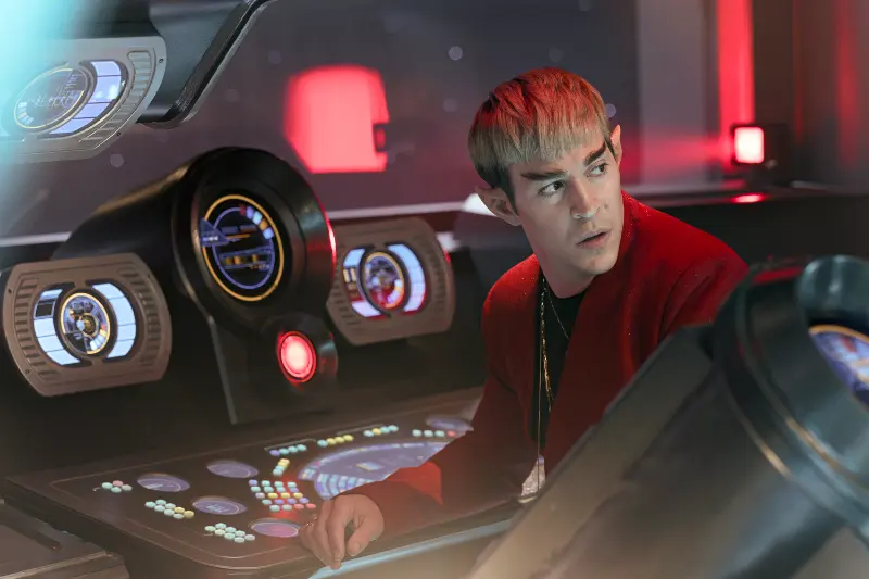 Star Trek Sektion 31 Filmszene: Person im futuristischen Kontrollraum