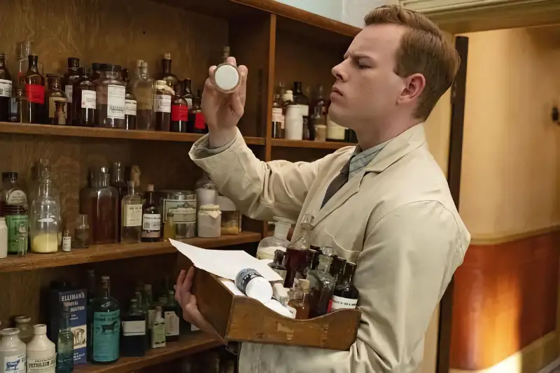 Der Doktor und das liebe Vieh Staffel 1 Szene: Mann analysiert Fläschchen in Apotheke