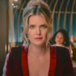 Drop Tödliches Date 2025 Filmszene: Frau in rotem Kleid sitzt im Restaurant