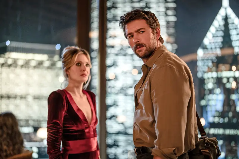 Drop Tödliches Date Filmszene: Zwei Personen vor beleuchteter Stadtkulisse bei Nacht.