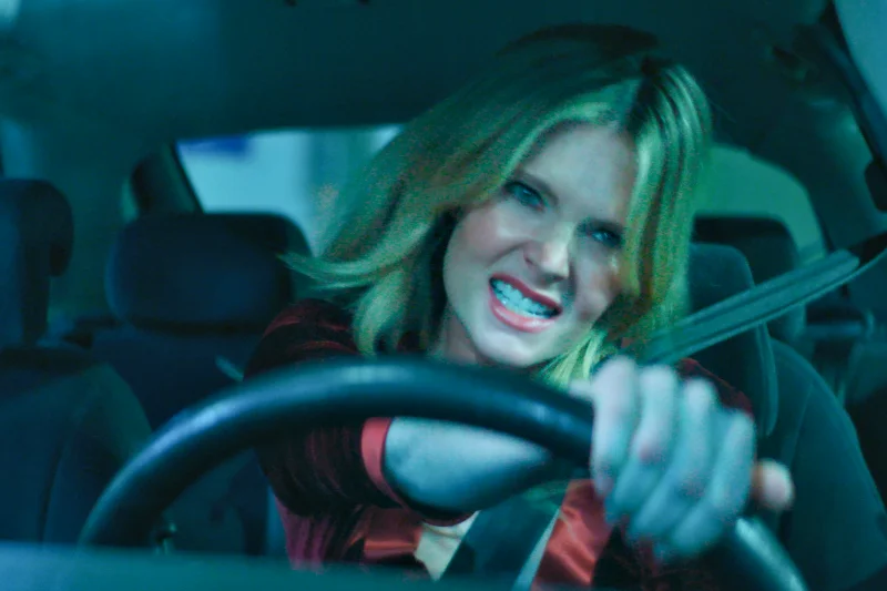 Drop Tödliches Date Filmszene: Frau fährt angespannt Auto in der Nacht.