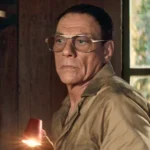 Mission Gardener 2025 Filmszene Jean-Claude van Damme mit Brille in Werkstatt