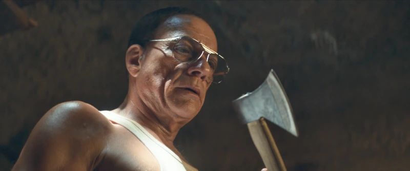Mission Gardener Filmszene: Mann mit Brille hält eine Axt