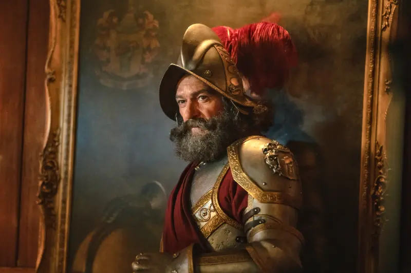 Paddington in Peru Filmszene: Mann in Rüstung mit rotem Federhelm, historisches Porträt.