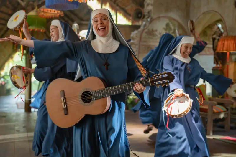 Paddington in Peru Filmszene: Nonnen tanzen und spielen Instrumente im Kloster.