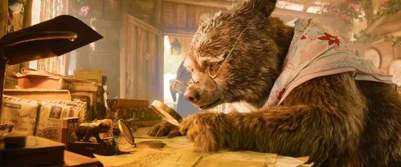 Paddington in Peru Filmszene: Bär mit Brille liest am Schreibtisch