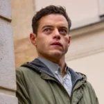 The Amateur Szene mit Rami Malek: Person in grüner Jacke blickt nachdenklich.