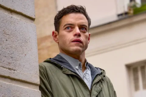 The Amateur Szene mit Rami Malek: Person in grüner Jacke blickt nachdenklich.