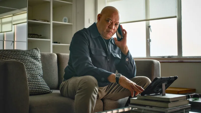 The Amateur Filmszene: Person telefoniert im Wohnzimmer auf der Couch