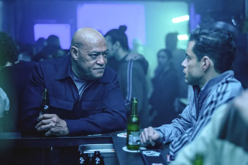 The Amateur Filmszene: Zwei Männer unterhalten sich an der Bar.