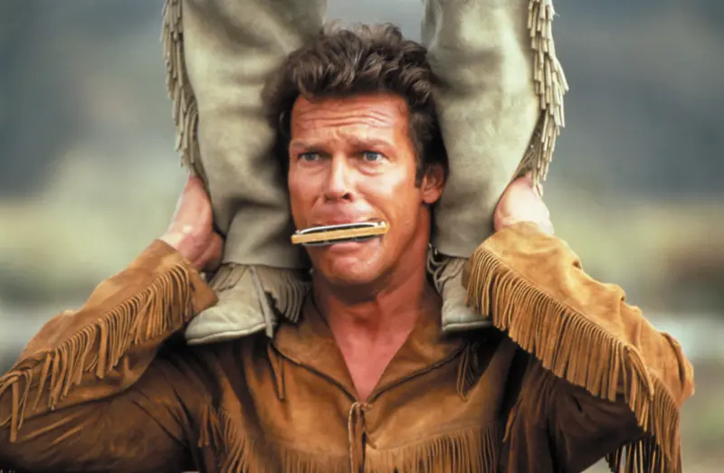 Der Schuh des Manitu Filmszene: Christian Tramitz als Ranger mit Mundharmonika