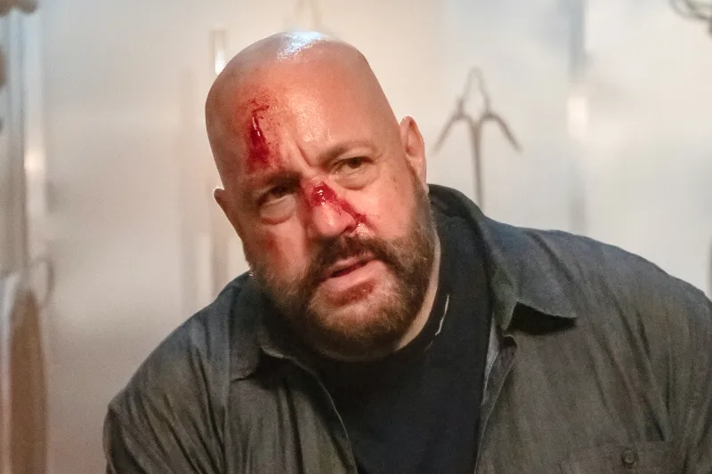 Kevin James in Guns Up (2025) - mit blutigen Verletzungen nach Kampf