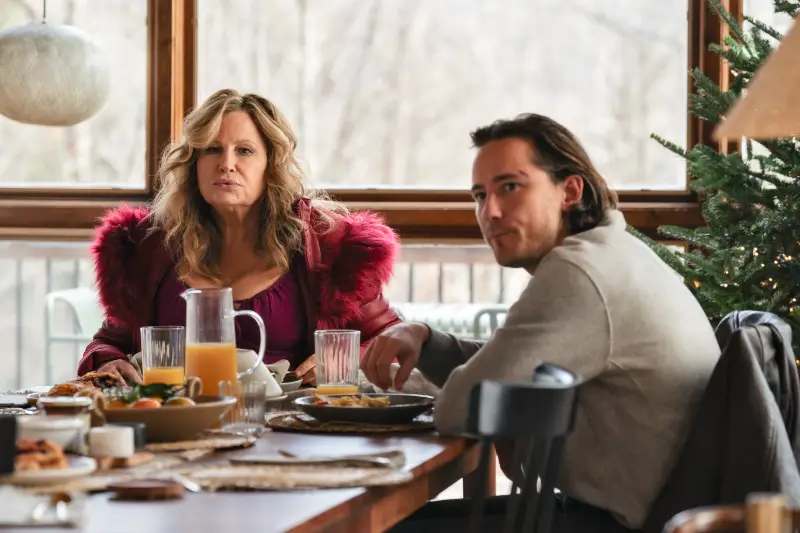 Riff Raff Filmszene: Zwei Personen beim Frühstück am Tisch.