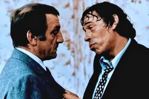 Jacques Brel als Pignon bettelt Lino Ventura als Milan in einer Filmszene aus Die Filzlaus an