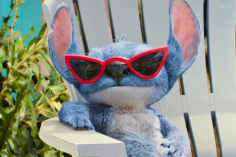 Der kleine blaue Alien Stitch mit Sonnenbrille in einer Szene aus Lilo & Stitch 2025 Disney