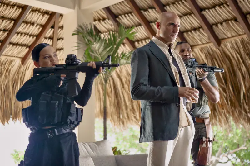 Mark Strong als Jack Cinder mit zwei Söldner auf einer Terrasse in Shadow Force