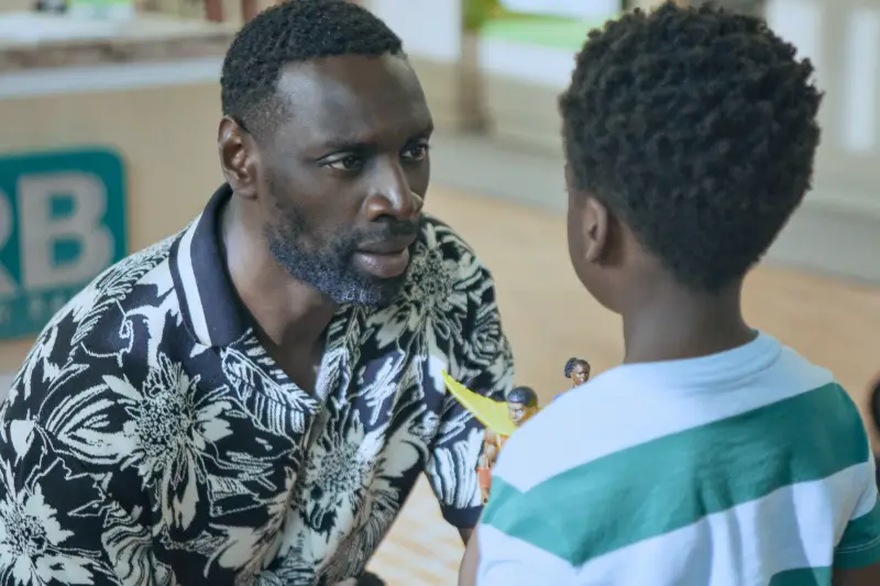 Omar Sy als Vater Issac und Jahleel Kamara als Ky, haben ein ernstes Gespräch Szene aus Shadow Force