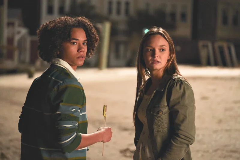 Zwei Teenager hören am Strand blicken erschrocken Richtung Meer - Monster Summer Filmszene