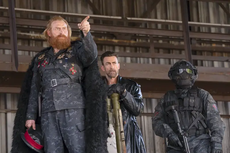 Darsteller Kristofer Hivju als Volkov und zwei weitere Männer in Millitäruniformen - Afterburn Filmszene