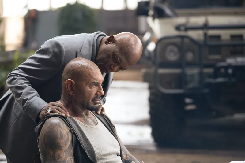 Darsteller Samuel L. Jackson und Dave Bautista in einer Fahrzeughalle - Szene aus Afterburn