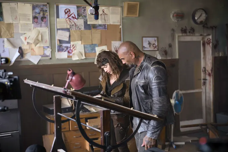 Die Darsteller Olga Kurylenko und Dave Bautista in einem verwüsteten Büro - Szene aus Afterburn