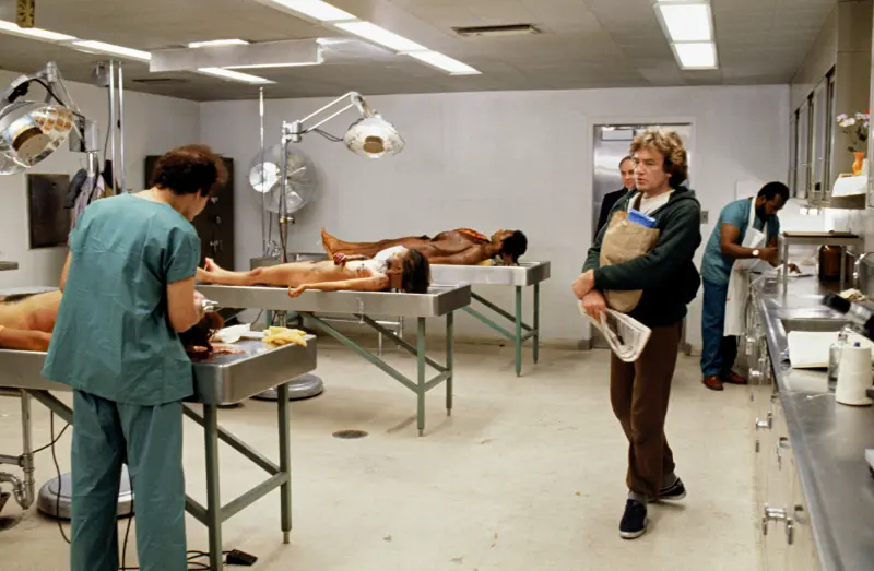 Darsteller Albert Finney in einer Pathologie mit Leichen die obduziert werden - Filmszene Wolfen