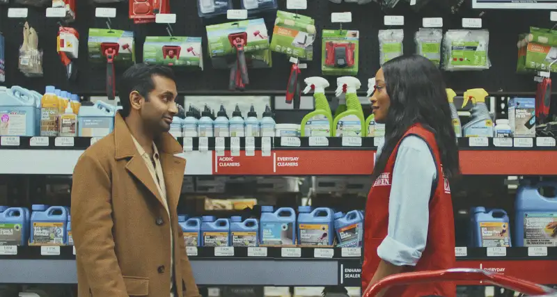 Aziz Ansari und Keke Palmer im Gespräch – Baumarktszene aus Good Fortune