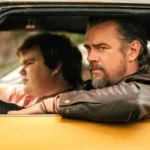 Darsteller Josh Duhammel und Jeremy Ray Taylor im Auto sitzend, Filmszene aus London Calling