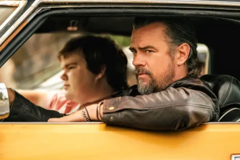 Darsteller Josh Duhammel und Jeremy Ray Taylor im Auto sitzend, Filmszene aus London Calling