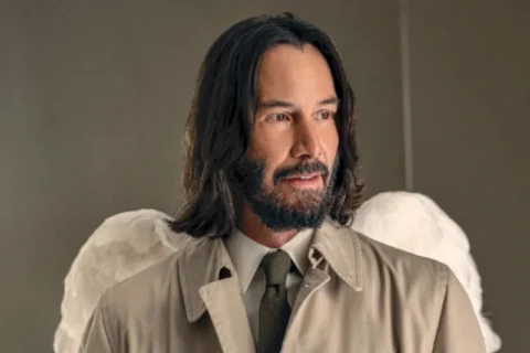 Keanu Reeves mit Bart, Engelsflügeln und Trenchcoat - Szene aus Good Fortune
