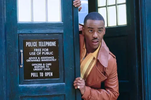 Darsteller Ncuti Gatwa als Doctor Who blickt aus seiner blauen englischen Notrufzelle - Joy to the World