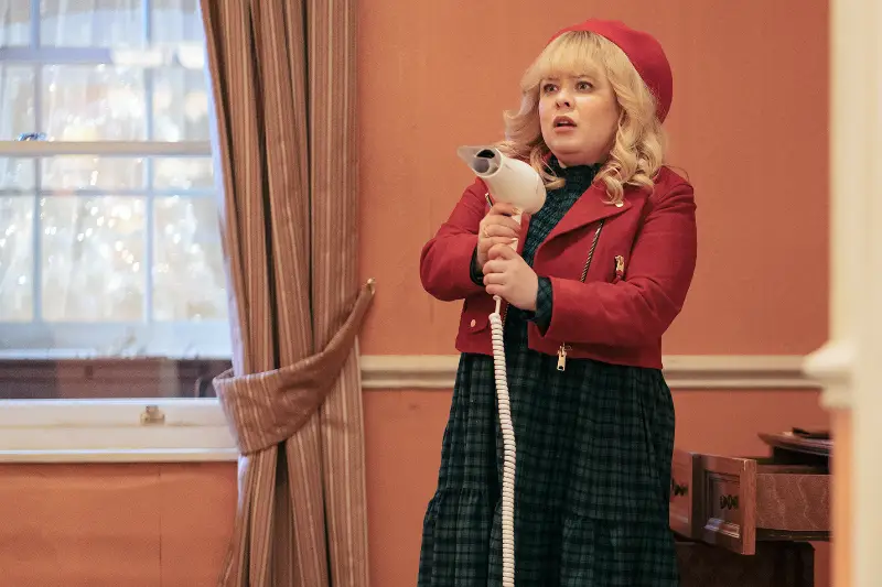 Ein Frau hält einen Fön als Waffe in der Hand und blickt erschrocken - Szene aus Dr. Who Joy of the world