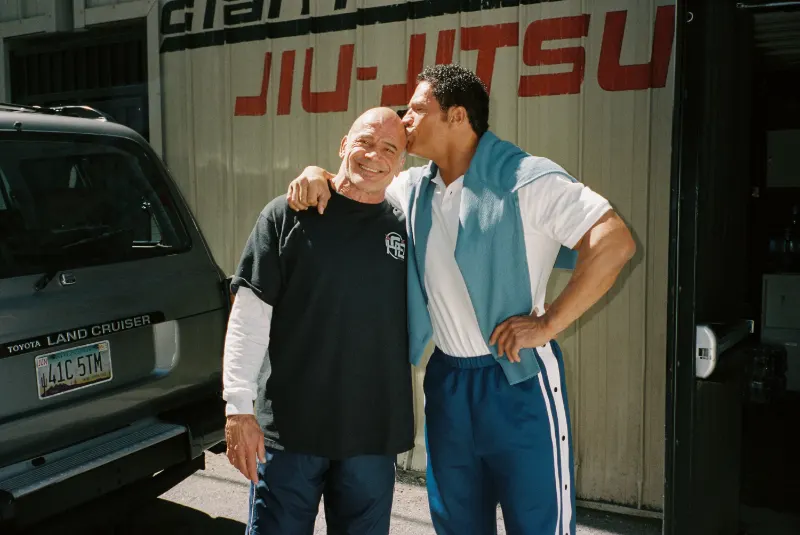 Dwayne Johnson und Bas Rutten in Trainingsanzügen, posieren für ein Foto während einer Drehpause von Smashing Machine