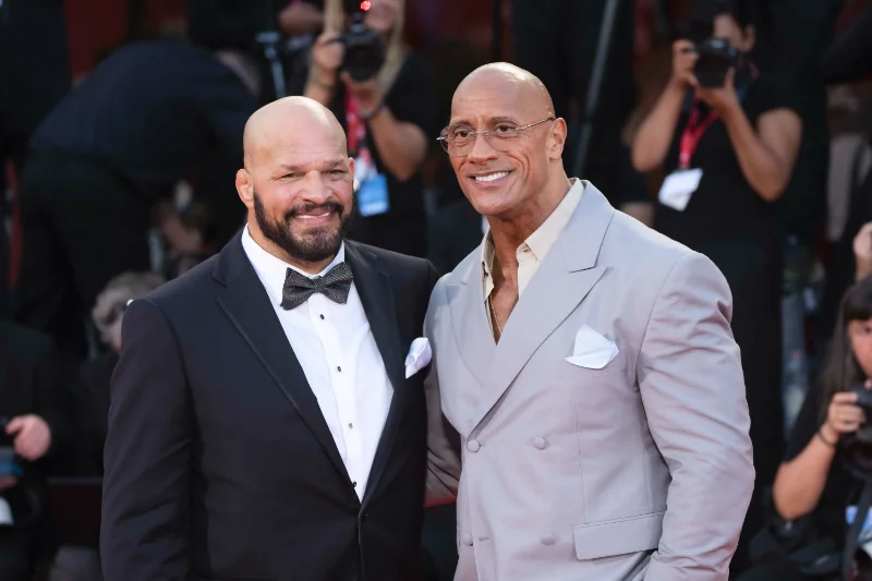 MMA-Kämpfer Mark Kerr und Schauspieler Dwayne Johnson am roten Teppich bei der Filmpremiere zu Smashing Machine